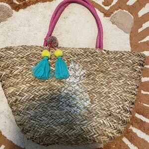 Express straw shoulder bag with tassels